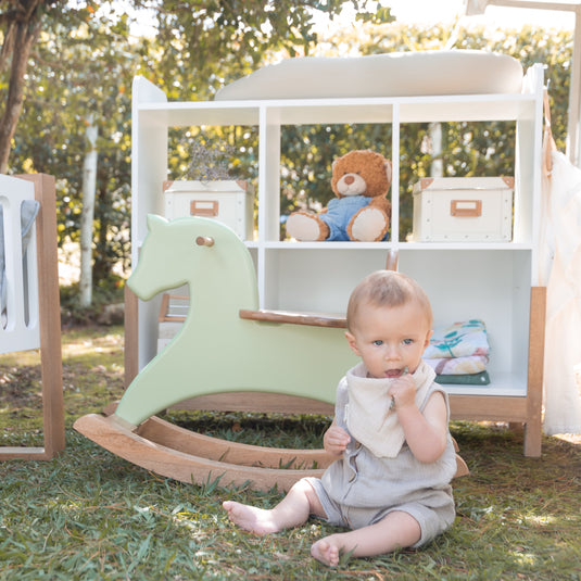 caballito de madera montessori